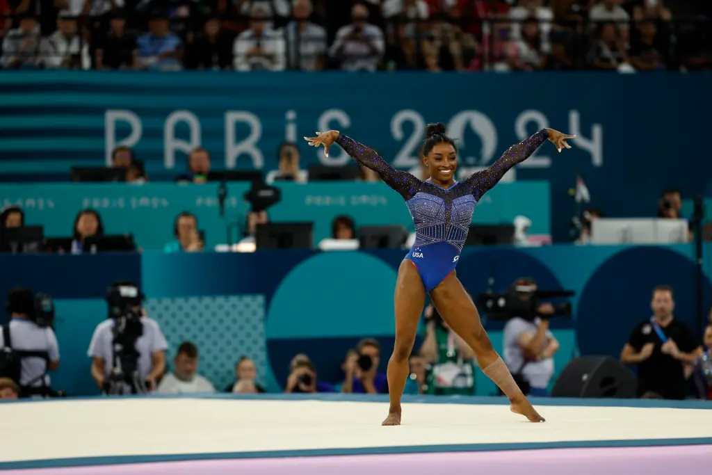Simone Biles se corona en París - Mujer Analítica